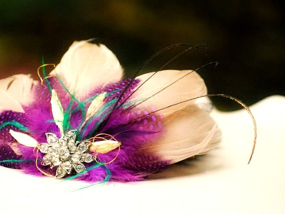 Свадьба - Bridal Fascinator COMB, Clip / Brooch Pin. Champagne Tan Feather Fan, Silver Rhinestones. Statement Bride Couture, Spring Burlesque Boudoir