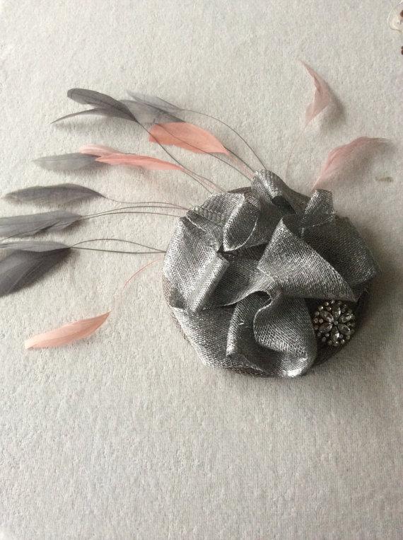 زفاف - New handmade silver grey and pink sinamay feather fascinator