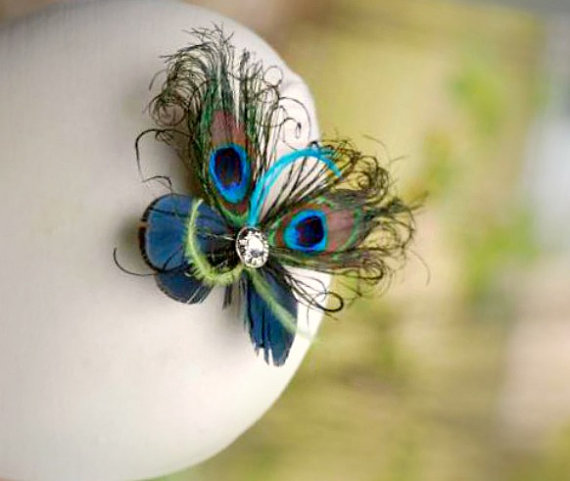 Mariage - MINI Peacock Feather Butterfly Fascinator COMB / Pin. Paon Wedding Accessory, Fashionista Bride Flower Girl. Iridescent Golden Fun Statement