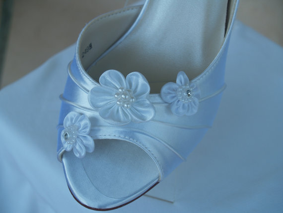 Свадьба - Wedding Shoes Ivory or White embellished with satin flowers