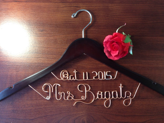Свадьба - Personalized Date on top bridal hanger,bridal hanger, bridal gift, Personalized Bridal Gift, brides hanger,name hanger,wedding hanger.