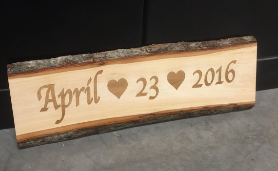 Свадьба - Rustic Wedding Sign, Custom Save the Date Sign, Engagement Photo Prop Sign, Wood Bark Heart Signage, Engraved Wood Sign, 23x9 Personazlied