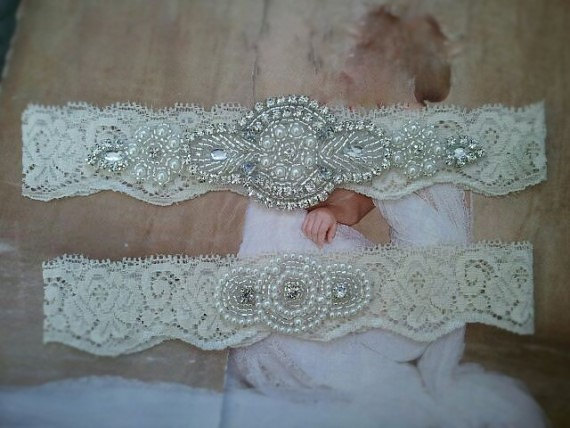 زفاف - SALE - Wedding Garter Set - Pearl and Rhinestone Garter Set on a Ivory Lace Garter Set with Pearl & Rhinestone - Style G233