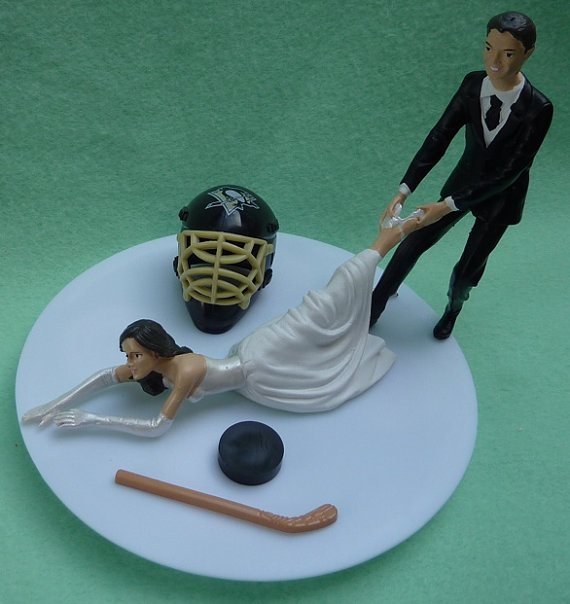 Свадьба - Wedding Cake Topper Pittsburgh Penguins Pens G Hockey Themed w/ Bridal Garter Humorous Sports Fans Bride Groom Puck Stick Helmet Mask Funny
