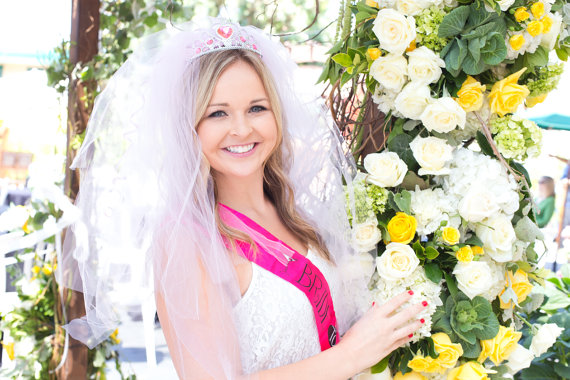Hochzeit - Bachelorette Veil - Bridal Shower, Bachelorette Party Veil, Vegas style, extra full, extra pouffy veil, Fun Veil, Vegas Bride