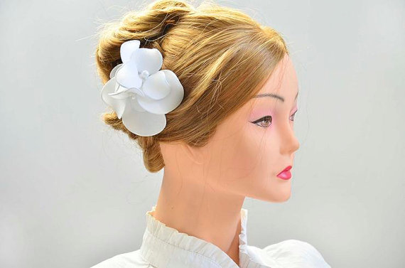 Свадьба - Bridal fascinator Simple fascinator Bridal headpiece Head piece White headpiece White fascinator Flower headpiece Wedding hair comb