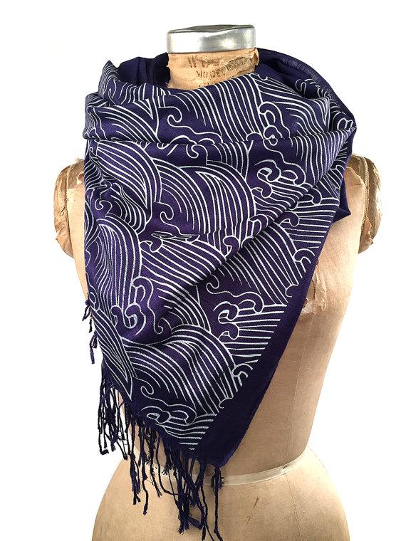 زفاف - Crashing Waves scarf. Japanese textile motif pashmina. Silkscreened linen weave pashmina; choose ice on navy & more.