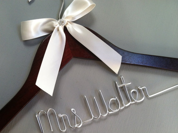 Mariage - Sale, Sale, Sale. Personalized Bridal Wedding Hanger. Bridal Hanger. Wedding Hanger. Custome Hanger. Comes With Bow and Rhinestone.