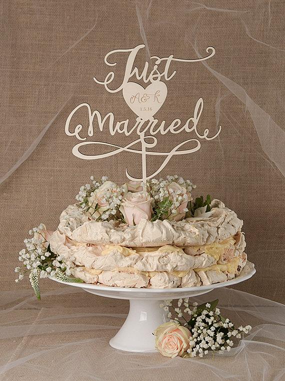 Mariage - Rustic Cake Topper Wedding, Custom Cake Topper, Engraved Cake Topper, Just Married, Personalized Cake Topper Wedding, Model no: 23/rus1/CT