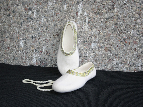Hochzeit - Womens slippers - women Wedding shoes, felted slippers, made to order, organic sheep wool, Christmas gift