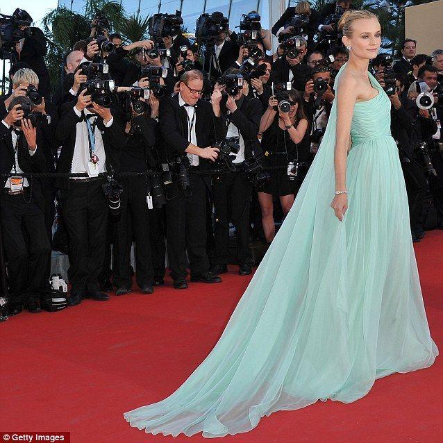 زفاف - The Perils Of Competing For Attention At Cannes! Eva Longoria Struggles With Her Dress' Long, Heavy Train