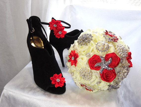 Свадьба - Satin Flower Bridal Shoe Clip, Rhinestones shoe clips, wedding bridal shoe clips, shoe decorations, pearl shoe clips