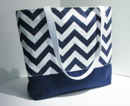 Hochzeit - Set of 6 Chevron Tote Bags  . Navy Blue and White . Chevron Beach Bag . great bridesmaid gifts . Monogramming Available