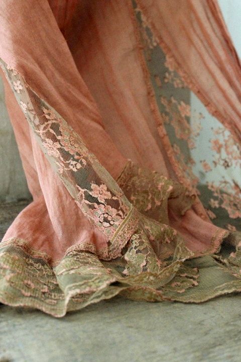 Mariage - V I N T A G E Tattered Cotton And Lace Fabric Remnent No.1