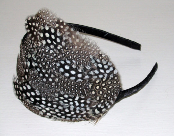 زفاف - Black and White Spotted Feather Headband Fascinator  Polka Dot Feathers Slim Hair Band Handmade Hair Accessory 'Ophelia'
