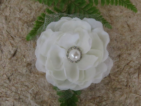 Hochzeit - Ivory Bridal Flower Hair Clip Bridal Accessory  Wedding Accessory  Veil Pearl Crystals