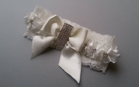 Свадьба - bridal garter set, rustic leg garter, rustic wedding garter, ivory lace garter, wedding garter, pearl and lace garter, ribbon accessuary