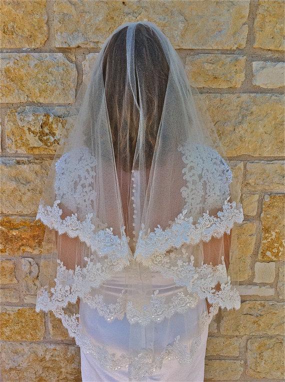 زفاف - Two tier lace veil, Beaded Alencon lace veil in fingertip with beaded scalloped lace edge with eyelashes, two layers lace wedding  veil