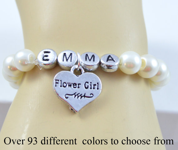 Свадьба - Flower Girl Name Bracelet / Childrens Bracelet / Wedding Jewelry / Stretchy / Pearl Bracelet / Personalized