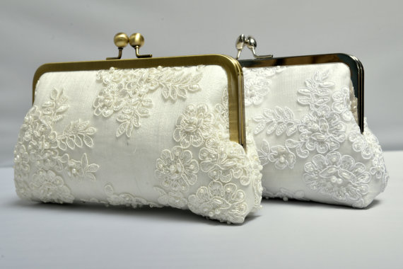 Свадьба - French Lace Pearl Bridal Clutch, Ivory Bridal Clutch, Formal Purse, White Clutch, Lace Wedding {French Lace & Pearl Bridal Kisslock}