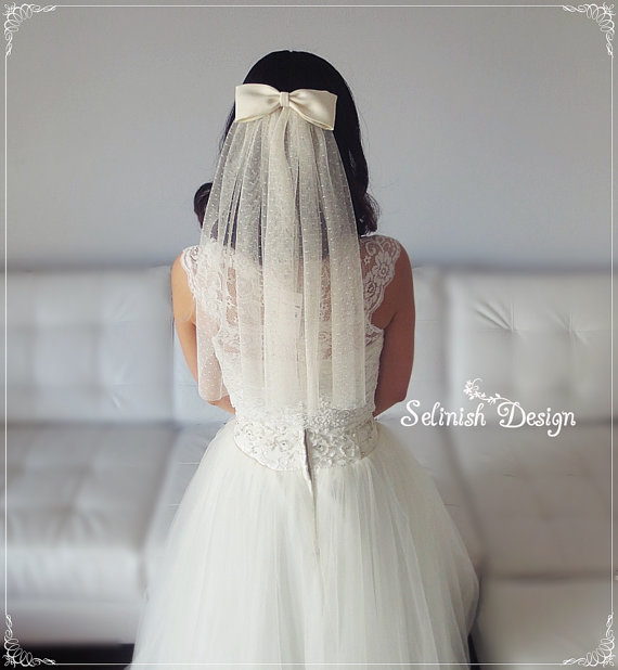 Свадьба - Vintage Style Bow Veil, Bridal Veil, Dot veil, Bow Veil, Ivory Veil, Ivory Medium Veil, Swiss Dot Veil, Bow Veil, Vintage Wedding- V154dotm