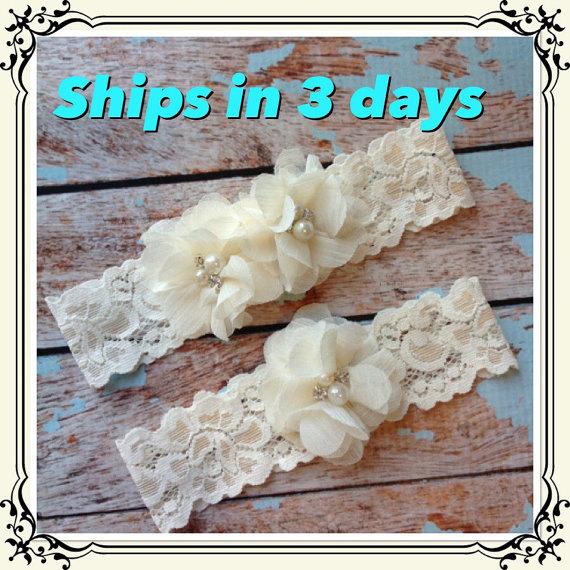 Hochzeit - Ivory Wedding Garter /  lace garter / toss garter included /  wedding garter / vintage inspired lace garter/ Ivory FLowers