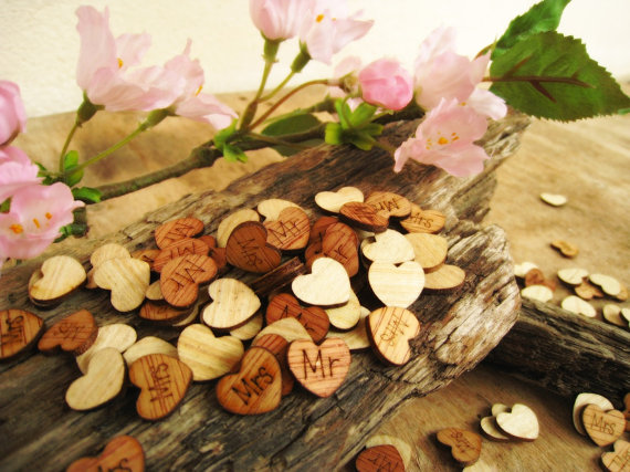 Mariage - 100pcs Mr Mrs 15mm Engraved Wooden Hearts Rustic Wedding Party Table Confetti Reception Decoration Bridal Shower Favor Stuffers