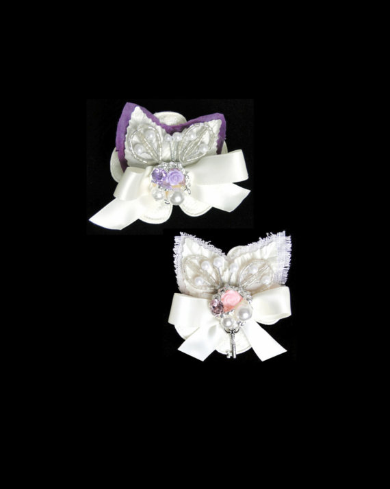 Mariage - Custom Wedding Corsage Pin Flower Corsage Vintage Brooch Rose Rhinestone Pearl Pin W or W/O Skeleton Key Vintage Style Custom Color Corsage