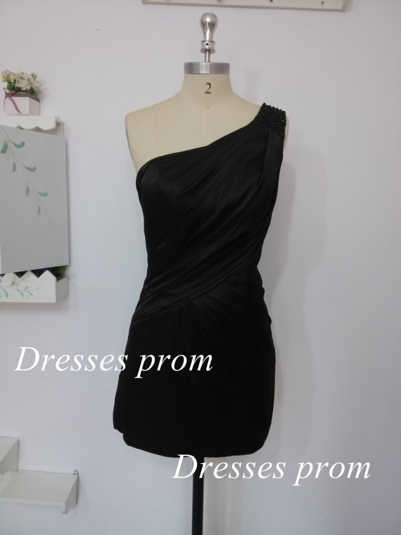 Свадьба - Simple Black One shoulder short/Mini Ball Gown Short Homecoming Dress/Little Black Dress/Sexy Wedding Party Dress/Bridesmaid Dress