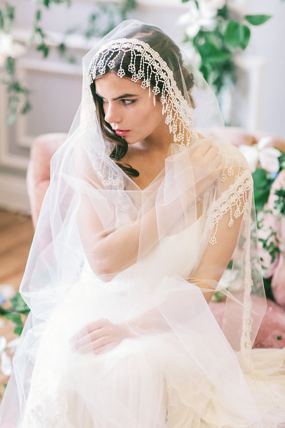 زفاف - Lace Tassel Trim Veil, Ivory Lace Waltz Veil, Vintage Style Veil 