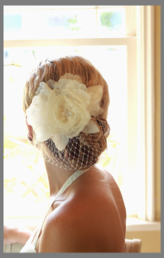 زفاف - READY TO SHIP Noel - bridal hair accessory,  Ivory silk rose fascinator with birdcage veiling