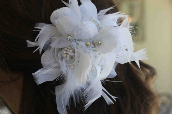 Mariage - Very  cuter  velvet  flower with feather  white color with clip back