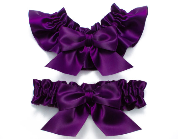 Свадьба - Wedding garters - bridal garters - plum garters with big plum bows - plum purple satin garter set - plum prom garters - plum purple garters
