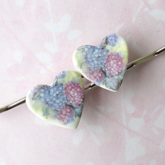 Mariage - Heart Shaped Hair Pins. Pastel Pink & Light Blue Hydrangeas on White Porcelain. Soft Green. Lavender Blue. Shabby Chic. Set of 2 Bobbies.
