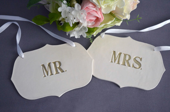 Hochzeit - Gold Mr. and Mrs. Wedding Sign Set to Hang on Chair and Use as Photo Prop