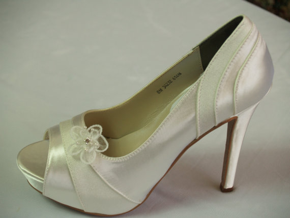 Свадьба - Ivory Wedding  Shoes Heels 4inches Satin and Crepe adorned with flower clips - Ivory Bridal high heels shoes