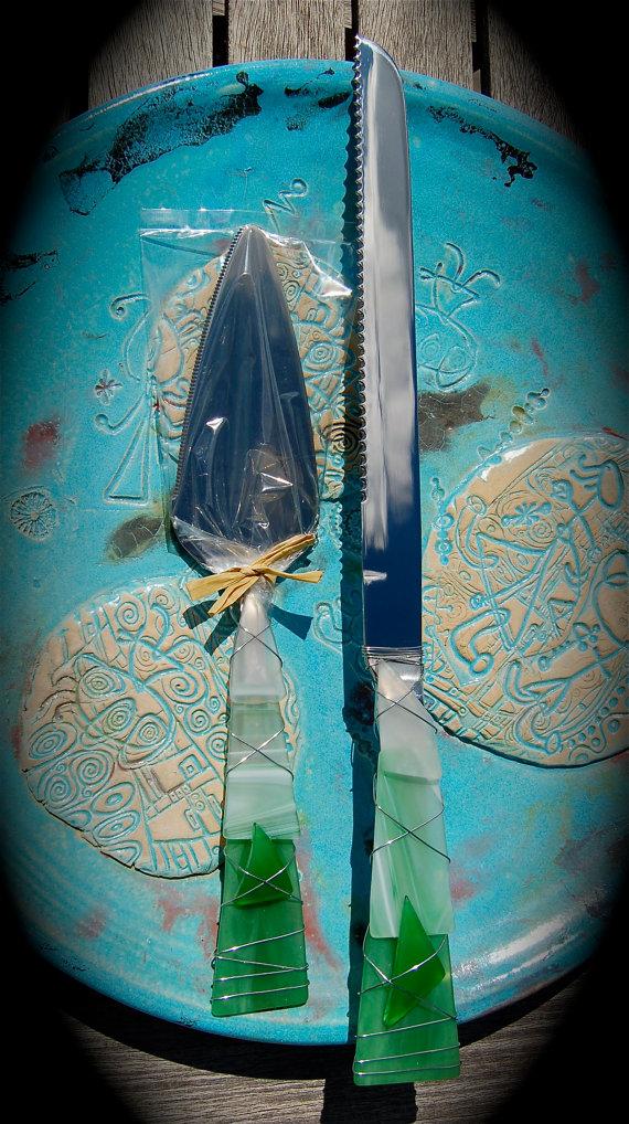 زفاف - Sea Glass Wedding Cake Knife & Server made with Recycled Bottle "Tumbled Island Glass"  in Green. Dishwasher Safe Stainless