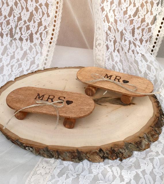 Mariage - Skateboard Ring Bearer Pillow Alternative Wedding Pillow Wood Skateboard Ring Holder MR and MRS Sports Decor Play