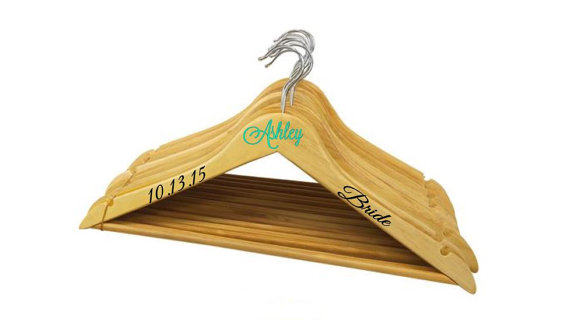 Свадьба - 6 Personalized Notched Wooden Wedding Hangers/Bridesmaid Hangers - Choice of Font & Color