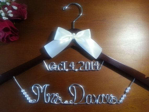 Свадьба - Bridesmaid, Bridal Hanger, Personalized Bridal Hanger, Brides Hanger,mother of the bride, Wedding Hanger