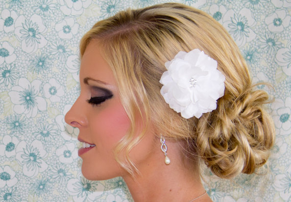 زفاف - Silk Bridal Hair Flower with Crystal and Pearl Center, 3 Inch Wedding Hair Fascinator, White or Ivory, Style 2025, Made to Order