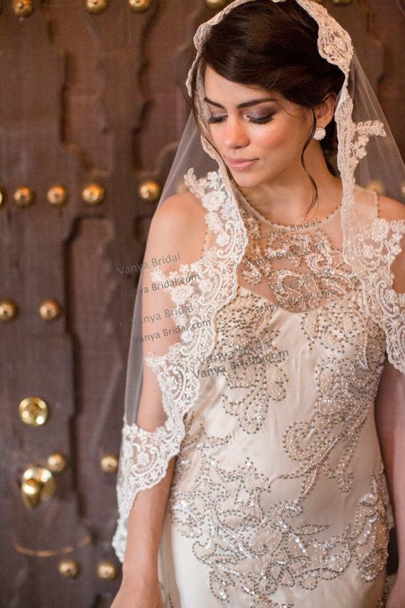 Mariage - Cathedral lace veil Mantilla in Spanish classic style, Lace veil with beaded lace edge design in Champagne Cream color, Wedding alencon veil