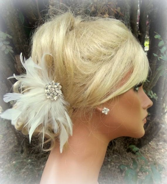 Hochzeit - Wedding Fascinator, Ivory Fascinator, Wedding Hair Clip, White Fascinator, Feather Fascinator, Feather Hair Clip, Ivory Hair Clip, White