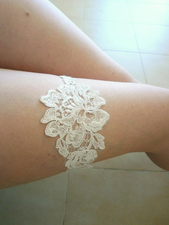 Свадьба - SET Royalty elegance ivory lace wedding garter and TOSS garter ivory lace garter beautiful bridal quality embroidery
