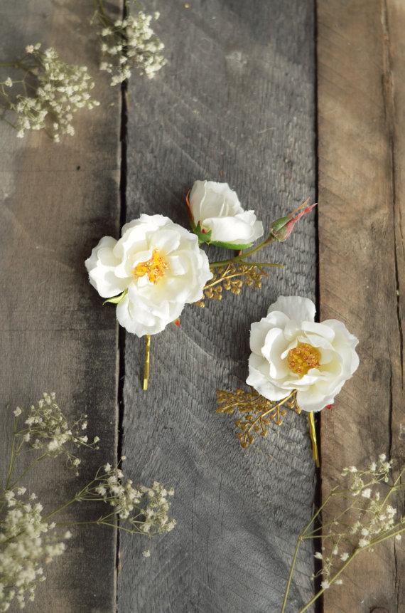 Свадьба - White rose clips, wedding bobby pins, flower hair clips, rose and golden fern hair pins, hair accessories