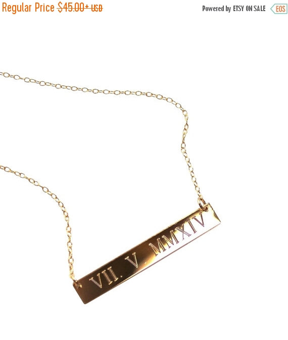 زفاف - ON SALE WEDDING Date, Gold bar Necklace, Roman Numeral Personalized necklace, Nameplate, Engraved Horizontal Gold Bar,  Monogram name neckla