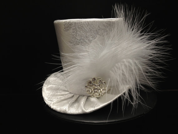 زفاف - White Brocade Mad Hatter Mini Top Hat for Wedding, Bachelorette Party, Bridal Shower, Tea Party or Photo Prop