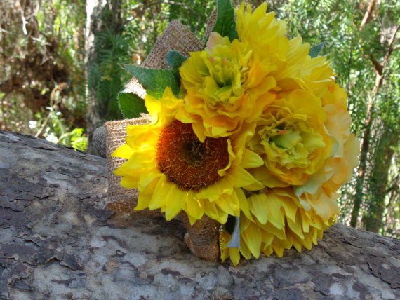 Wedding - Bridesmaid bouquet in sunflowers and burlap