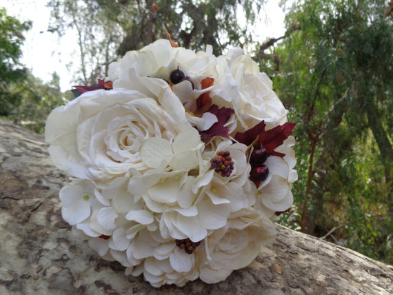 زفاف - Bridal bouquet in ivory hydrangeas and open roses