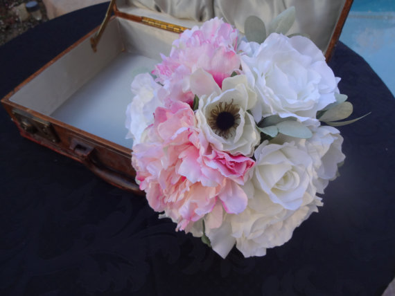 Wedding - Bridal bouquet in peonies, roses and anemonies